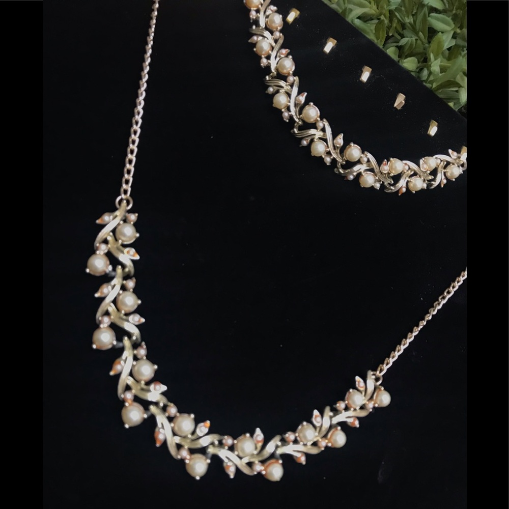 Necklace and bracelet jewelry set